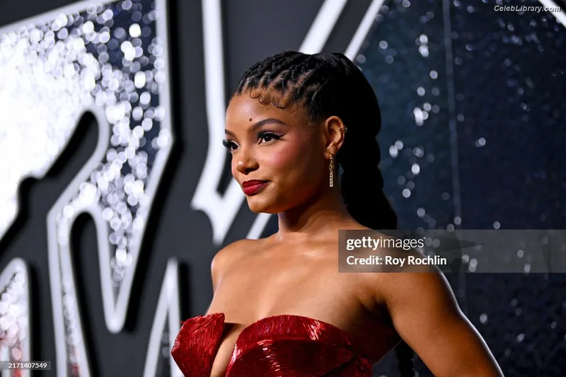 Halle Bailey photo 17 of 713