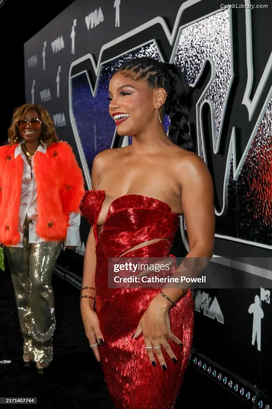Halle Bailey photo 18 of 713