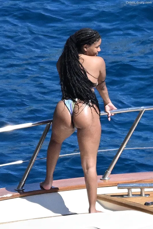 Halle Bailey photo 24 of 713