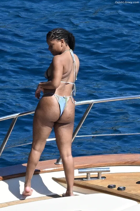 Halle Bailey photo 3 of 713