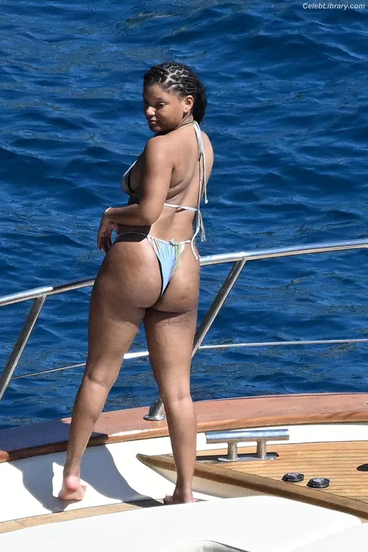 Halle Bailey photo 4 of 713