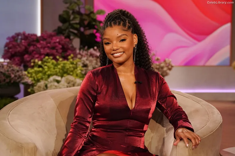 Halle Bailey photo 8 of 713