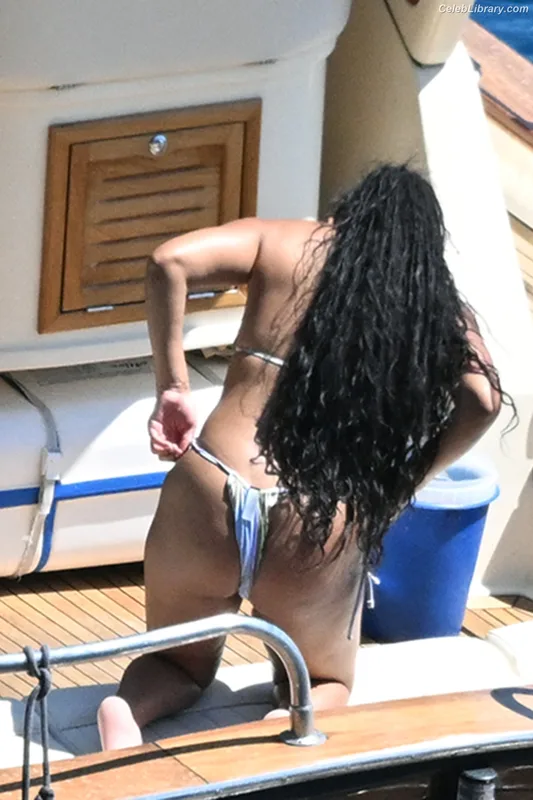 Halle Bailey photo 17 of 713