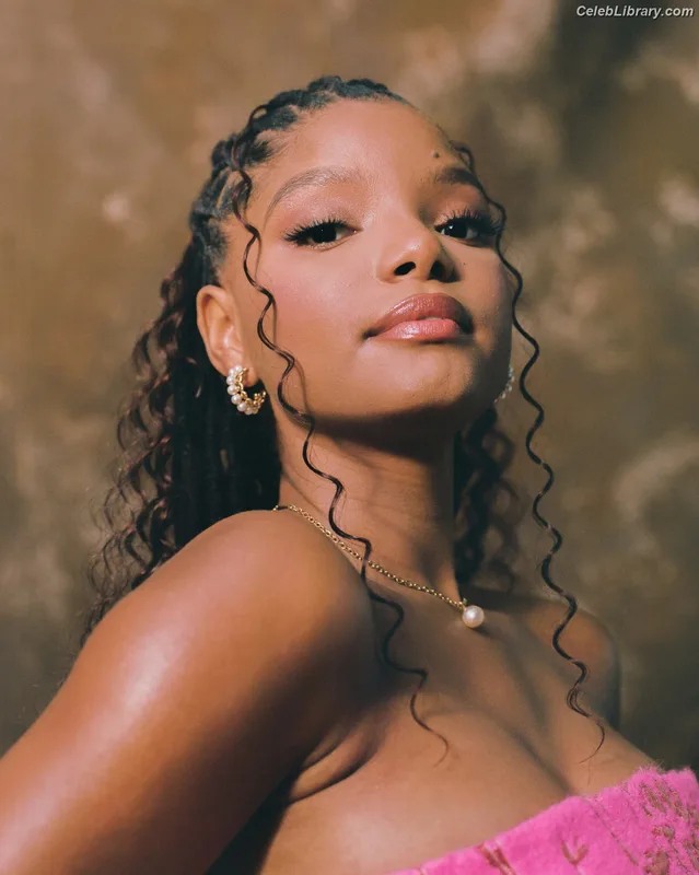 Halle Bailey photo 10 of 713