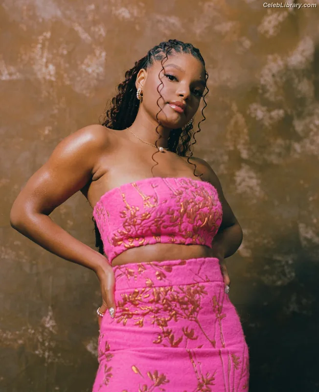 Halle Bailey photo 18 of 713