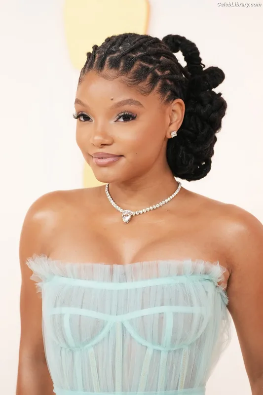Halle Bailey photo 22 of 713