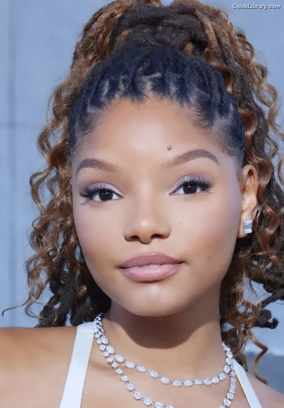 Halle Bailey photo 24 of 713