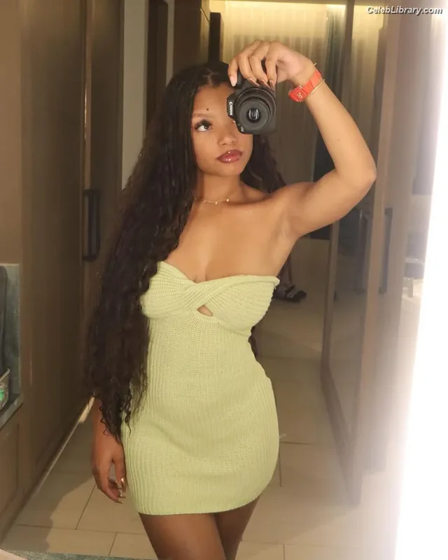 Halle Bailey photo 1 of 713