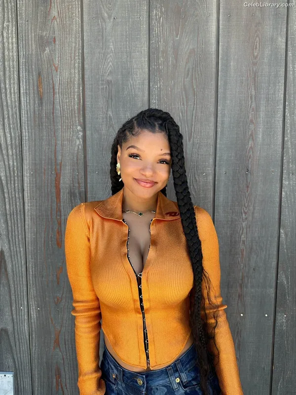 Halle Bailey photo 6 of 713