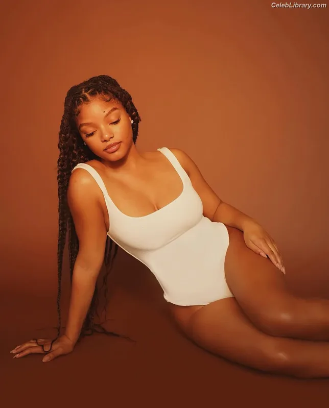 Halle Bailey photo 9 of 713