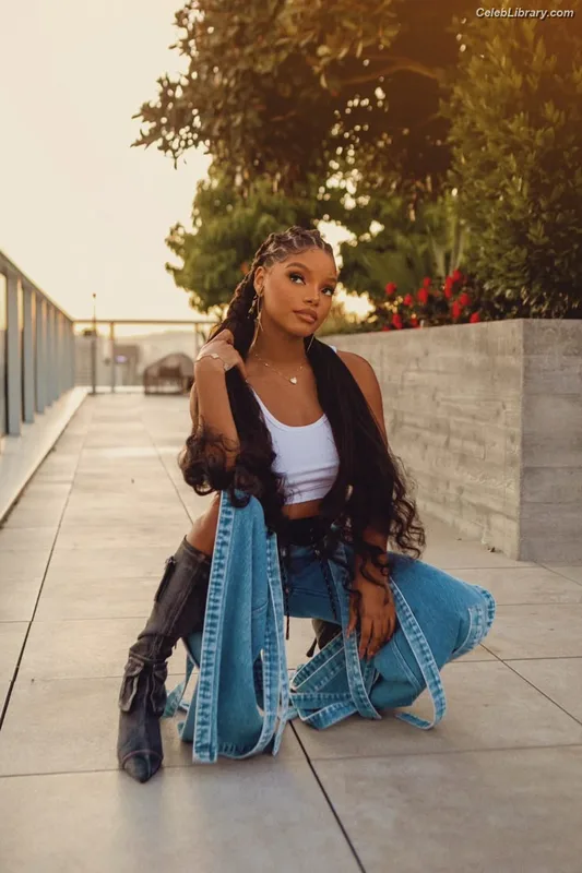 Halle Bailey photo 16 of 713