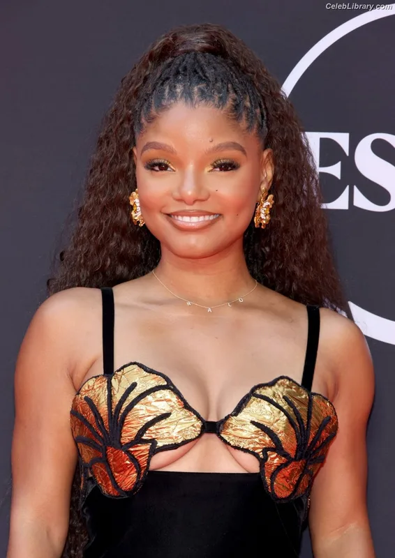 Halle Bailey photo 24 of 713