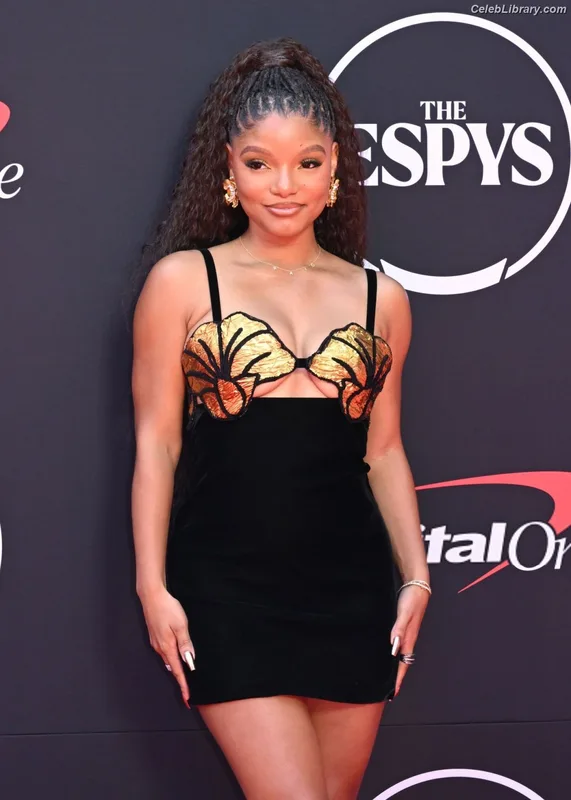 Halle Bailey photo 1 of 713
