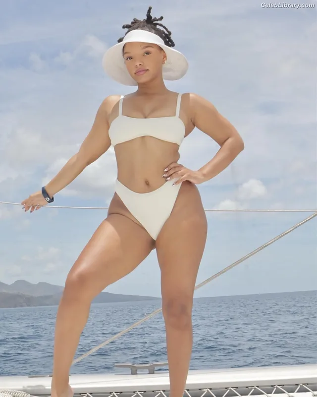 Halle Bailey photo 17 of 713
