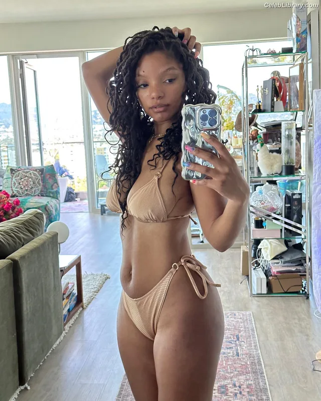Halle Bailey photo 4 of 713