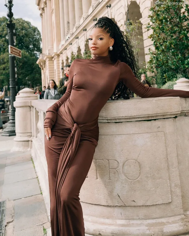 Halle Bailey photo 11 of 713