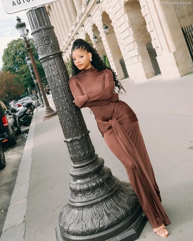 Halle Bailey photo 12 of 713