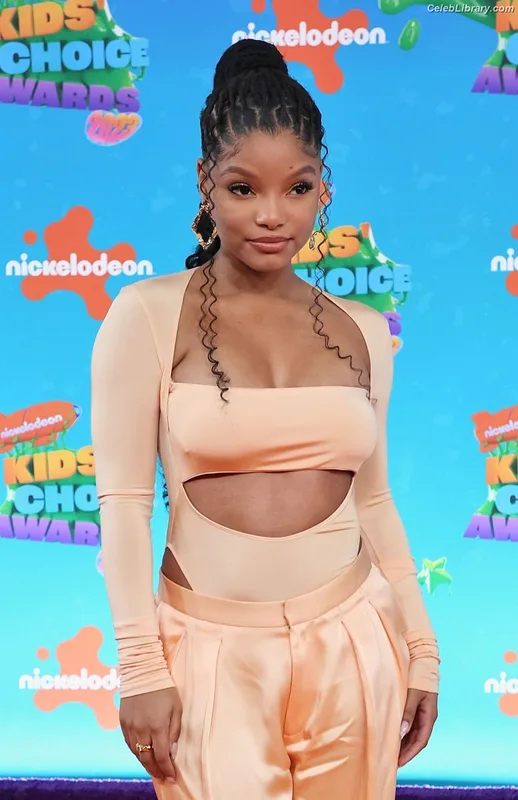Halle Bailey photo 18 of 713