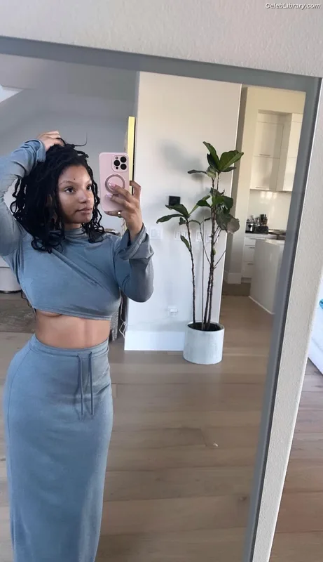 Halle Bailey photo 22 of 713