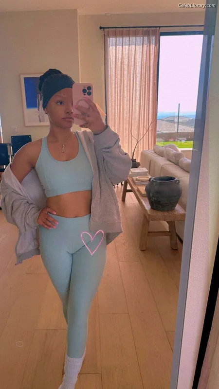 Halle Bailey photo 24 of 713