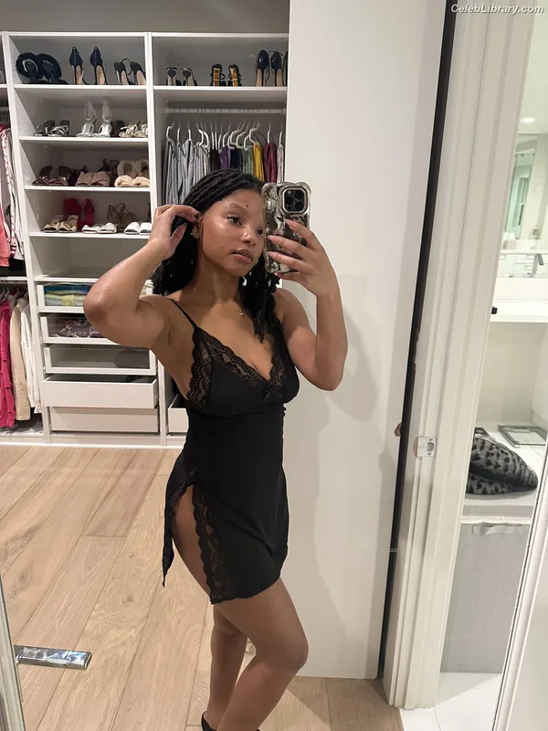 Halle Bailey photo 1 of 713