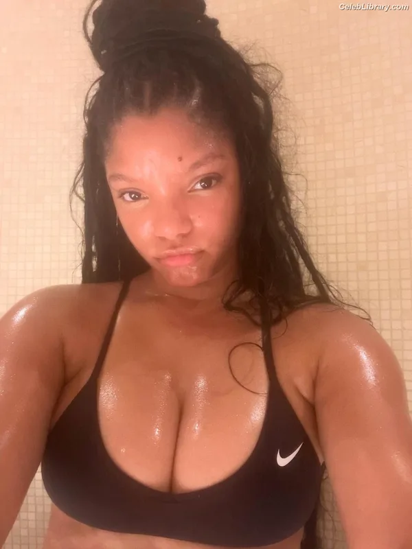 Halle Bailey photo 2 of 713