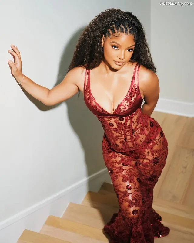 Halle Bailey photo 4 of 713