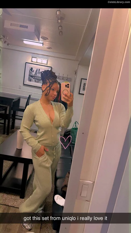 Halle Bailey photo 1 of 713