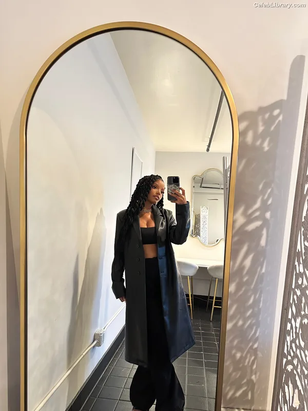 Halle Bailey photo 5 of 713