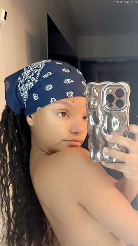 Halle Bailey photo 6 of 713