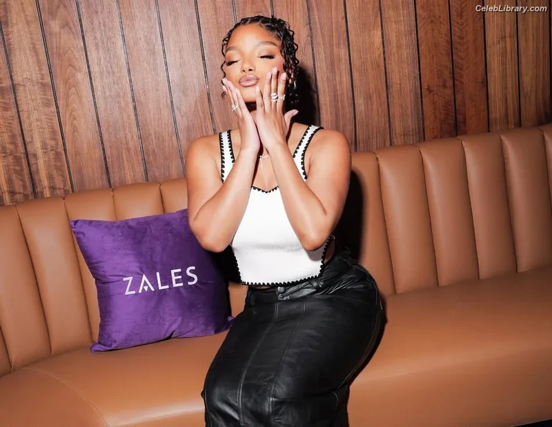 Halle Bailey photo 8 of 713