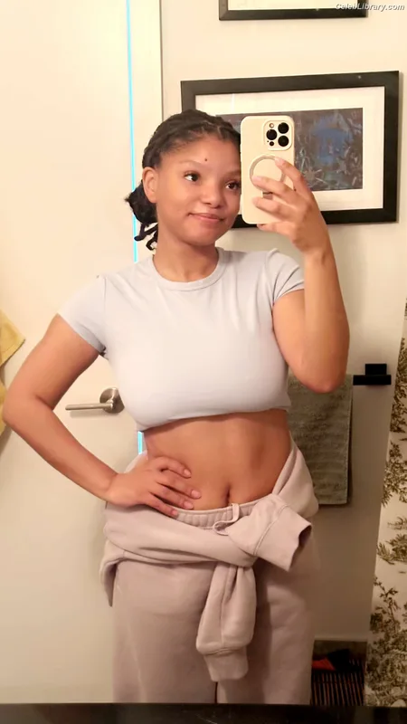 Halle Bailey photo 10 of 713