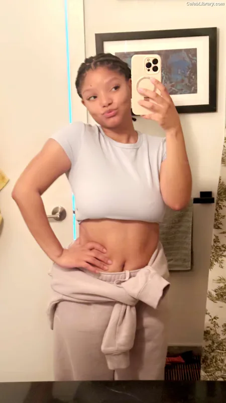 Halle Bailey photo 11 of 713