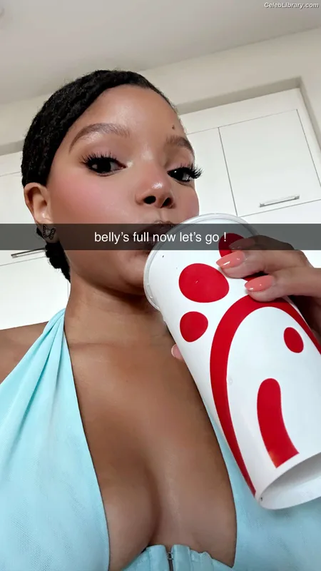 Halle Bailey photo 18 of 713