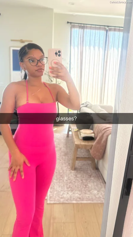 Halle Bailey photo 24 of 713