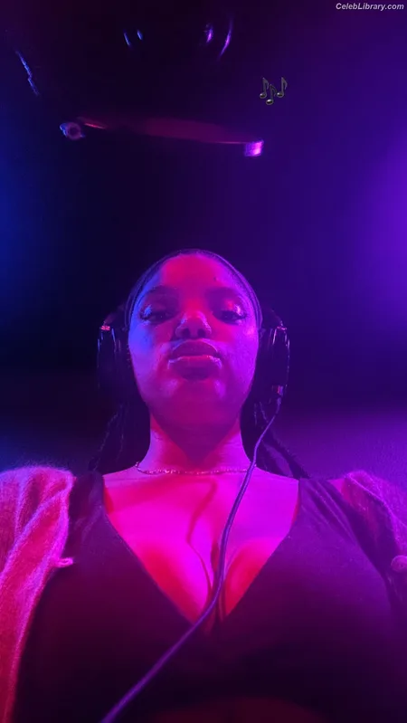 Halle Bailey photo 3 of 713