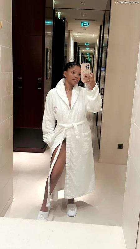 Halle Bailey photo 7 of 713