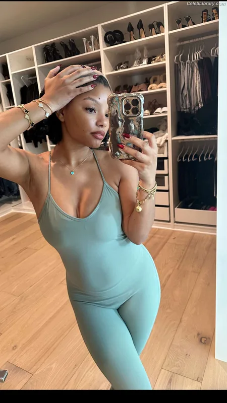 Halle Bailey photo 10 of 713