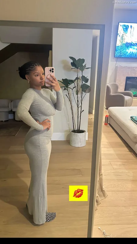 Halle Bailey photo 1 of 713