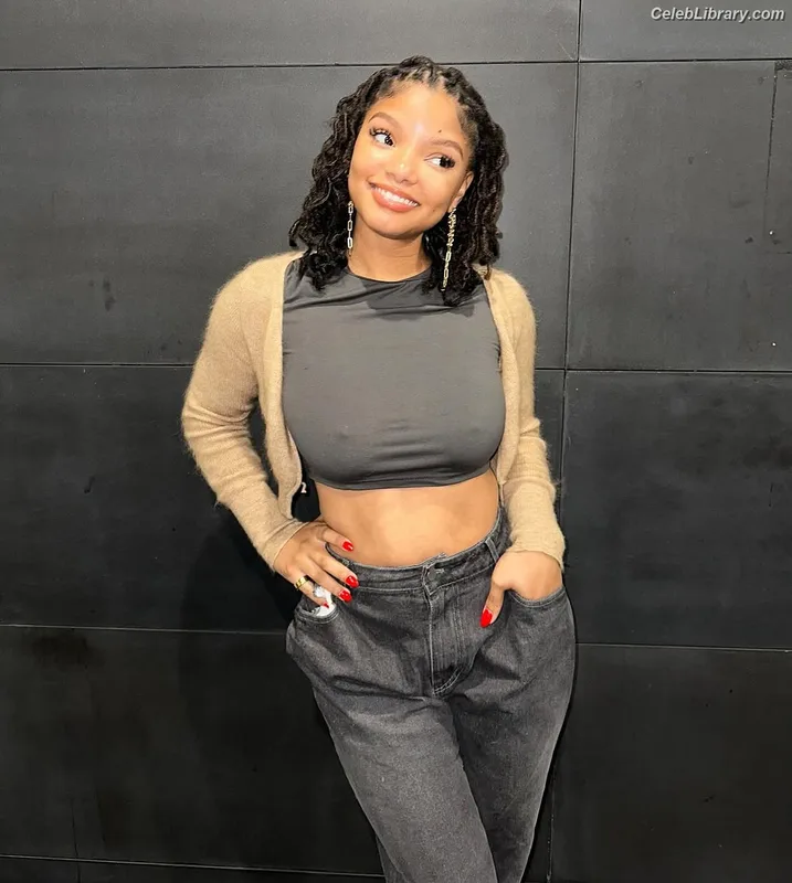Halle Bailey photo 8 of 713