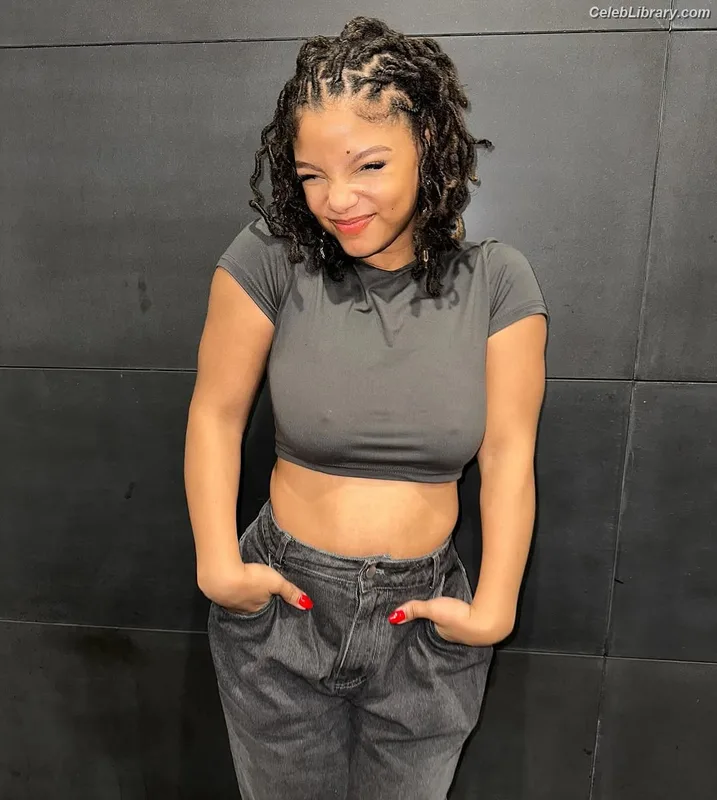 Halle Bailey photo 9 of 713