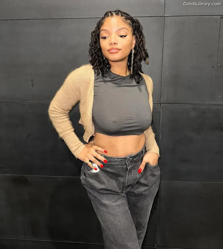 Halle Bailey photo 10 of 713