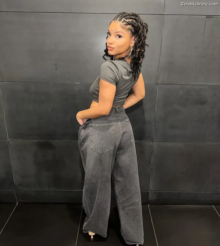 Halle Bailey photo 11 of 713