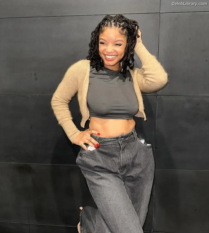 Halle Bailey photo 12 of 713