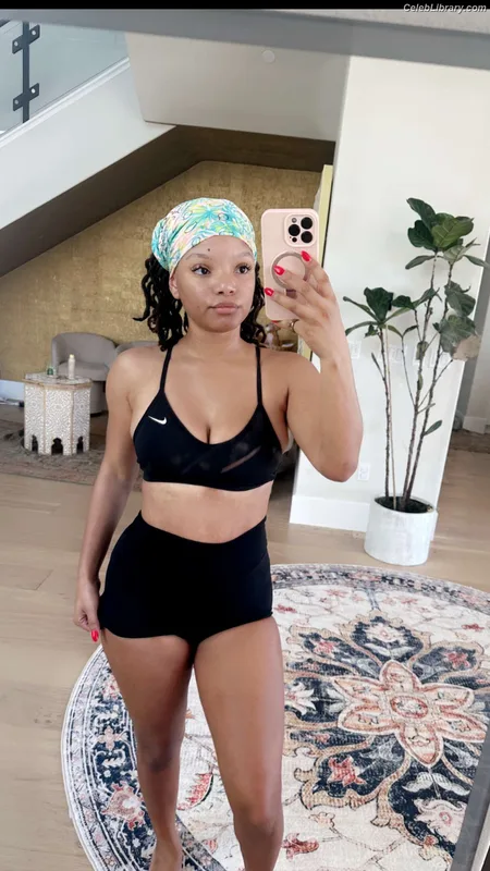 Halle Bailey photo 13 of 713