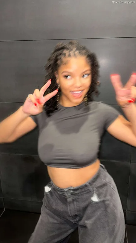 Halle Bailey photo 14 of 713