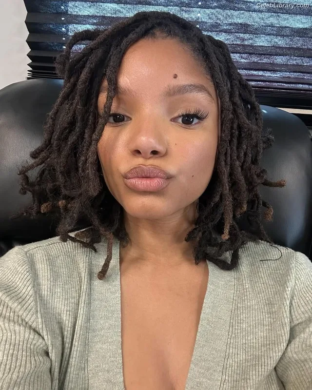 Halle Bailey photo 3 of 713
