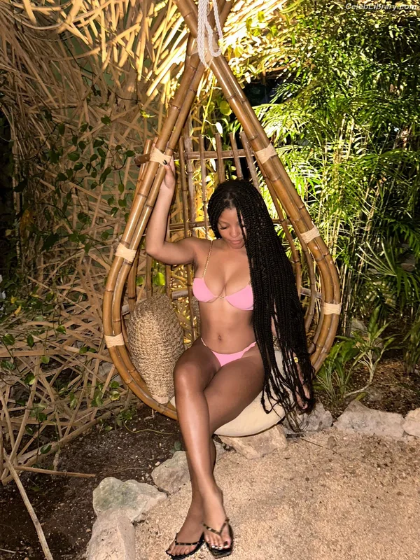 Halle Bailey photo 9 of 713