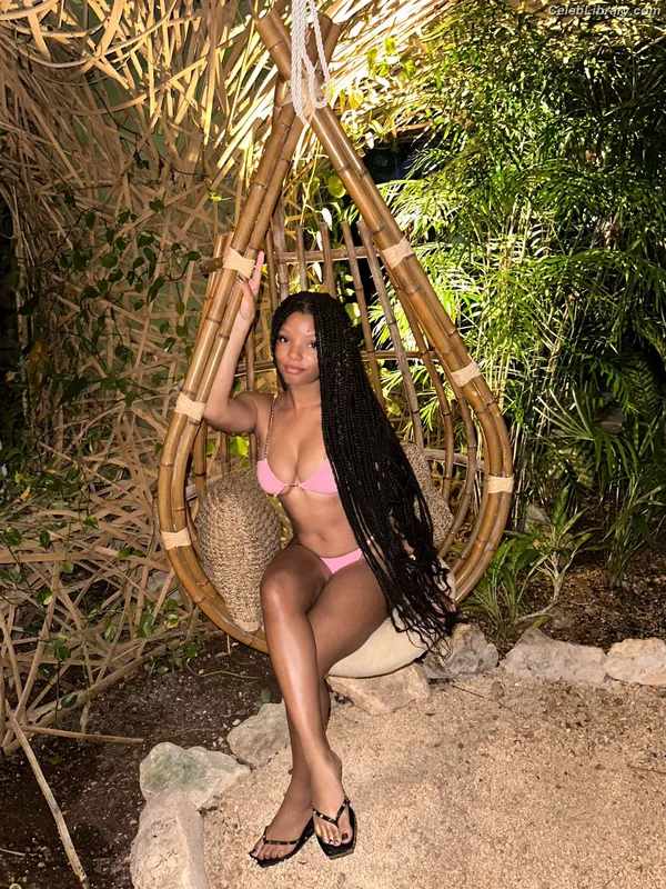 Halle Bailey photo 11 of 713