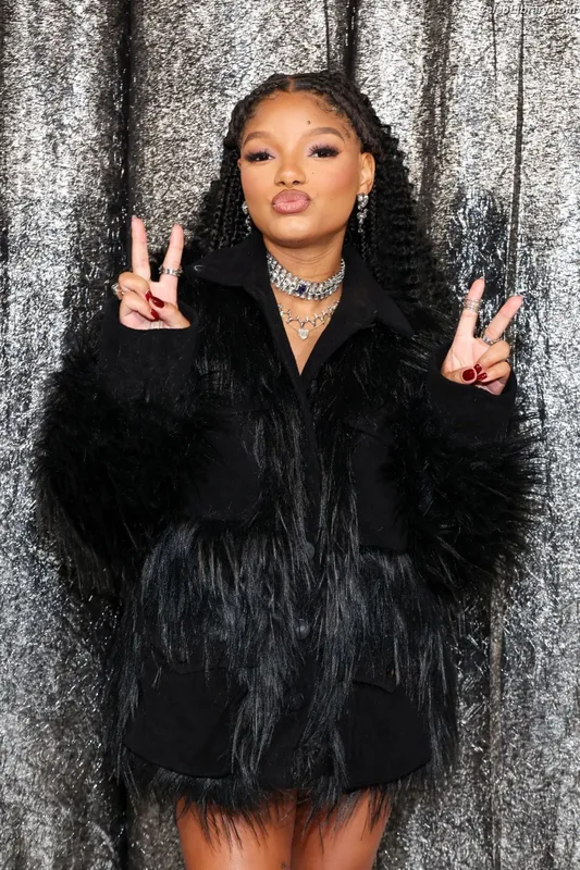 Halle Bailey photo 20 of 713